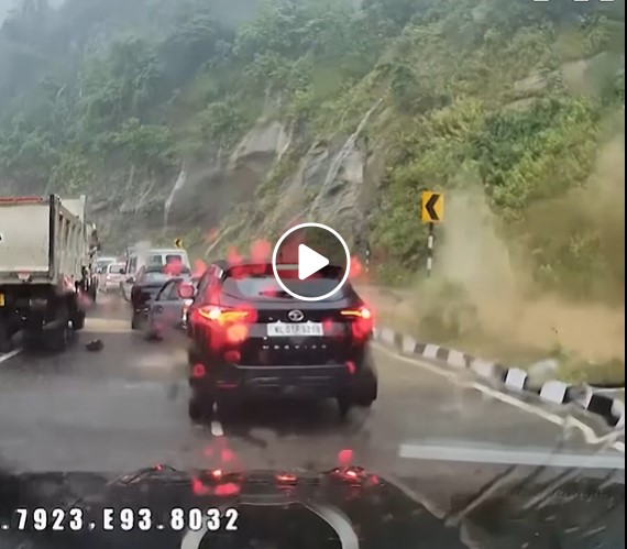 (ВИДЕО) Џиновска карпа удира во два автомобили во Индија