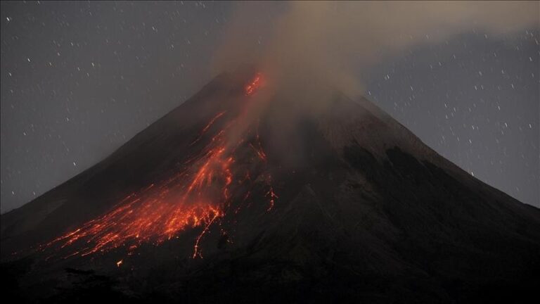 Индонезија: Активниот вулкан Мерапи исфрла лава
