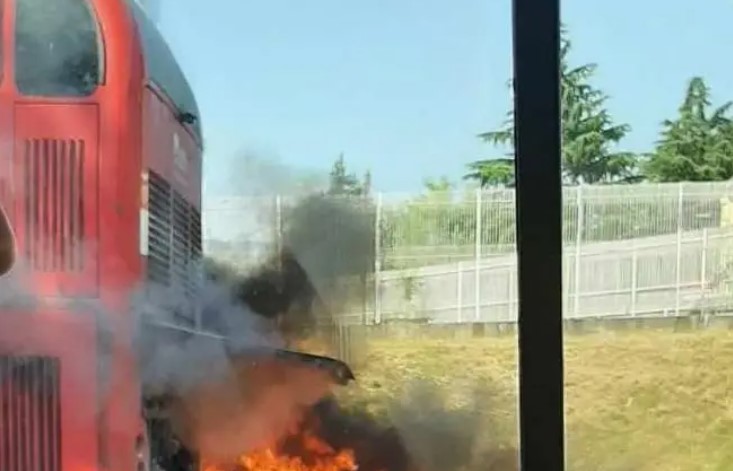 (ФОТО) Се запали автобус на ЈСП