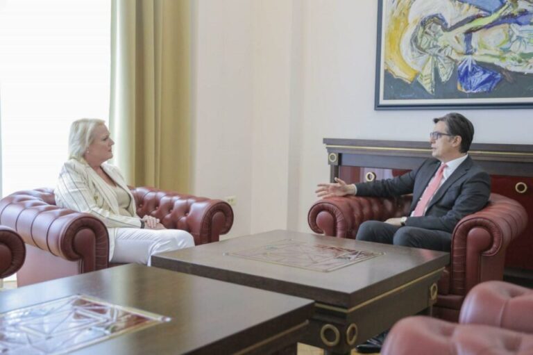 Пендаровски се сретна со амбасадорката на САД во Македонија Анџела Агелер