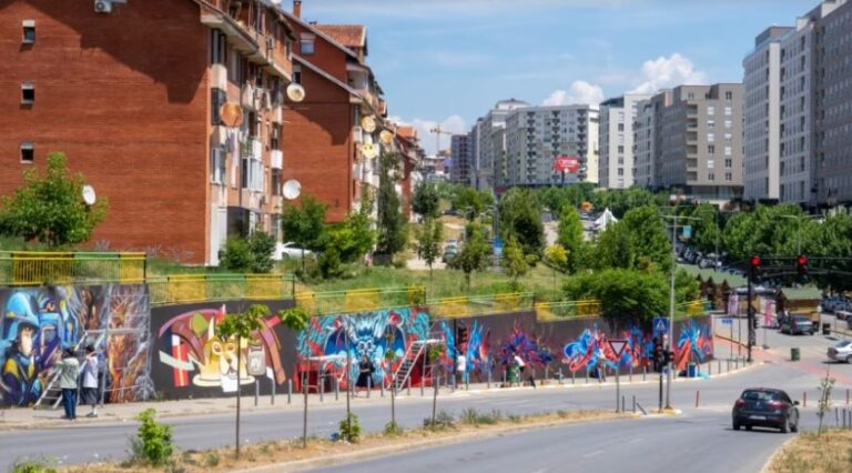 (ФОТО) Разубавување на Приштина со графити