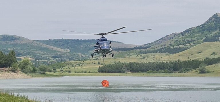 (видео) Полициските хеликоптери исфрлија околу 200 тони вода, локализиран пожарот кај Ајватовци