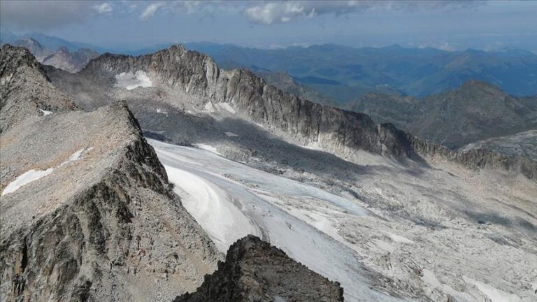Научниците предупредуваат: Најголемиот шпански глечер Ането може да се стопи за десет години
