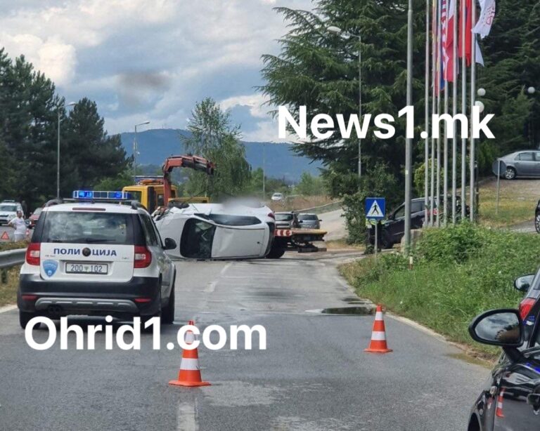 (ФОТО) Автомобил се преврте на кров пред влезот на х.Славија во Охрид