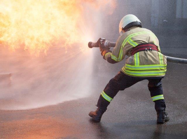 Голем пожар во пансион во Романија, загинаа пет лица, меѓу кои едно дете