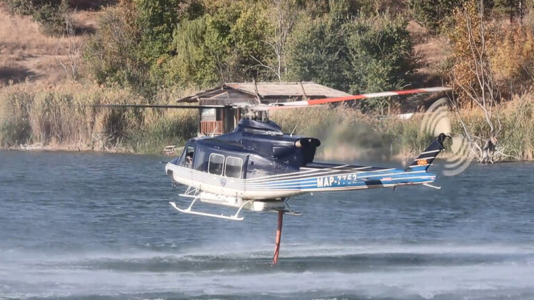 (Видео) Хеликоптерот на МВР исфрли над 62 тони вода, локализирани пожарите во Кондово и велешко
