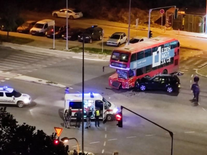 Сообраќајка ноќеска на бул. АСНОМ меѓу автобус на ЈСП и автомобил – Сопатничка од автомобилот е тешко повредена