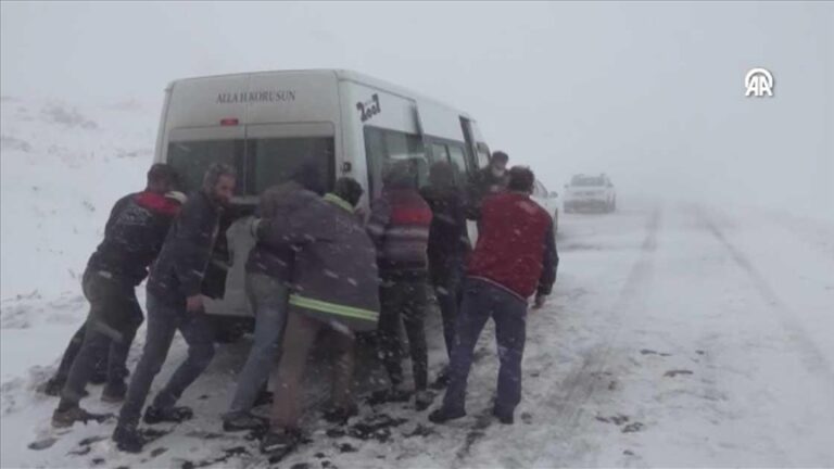 Турција: Голем број возила останаа заглавени на патот Ван-Бахчесарај поради снег