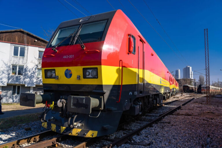 Патничкиот воз Скопје – Неготино синоќа удрил во железен предмет кој испаднал на пругата од друг воз