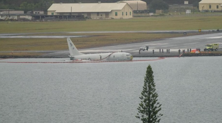 Авион на американската морнарица ја промаши пистата и слета во залив на Хаваи
