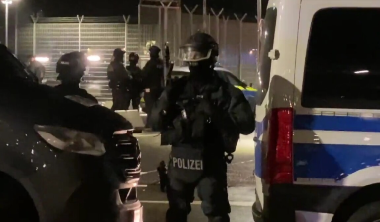 Затворен Аеродромот во Хамбург, вооружен маж се возел во автомобил и пукал во воздух