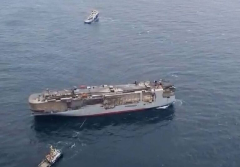 Потона турски товарен брод, се трага по 12 члена од екипажот