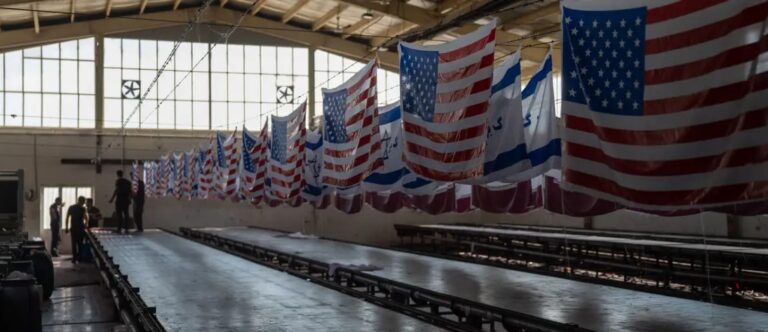 Фабрика во Иран произведува американски и израелски знамиња за да бидат запалени