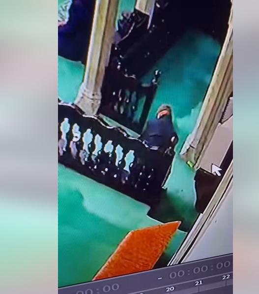 (ВИДЕО) Во Сараевска џамија маж краде патики додека останатите се молат