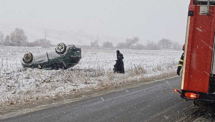 Првиот снег во Романија предизвика проблеми на патиштата во земјата