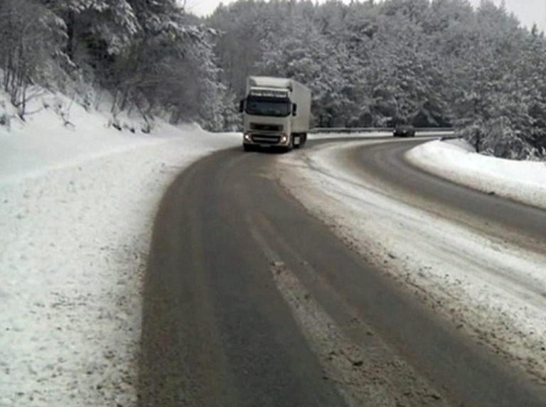 Поради обилни врнежи од снег, забрана за товарни моторни возила на планинскиот превој „Ѓавато“