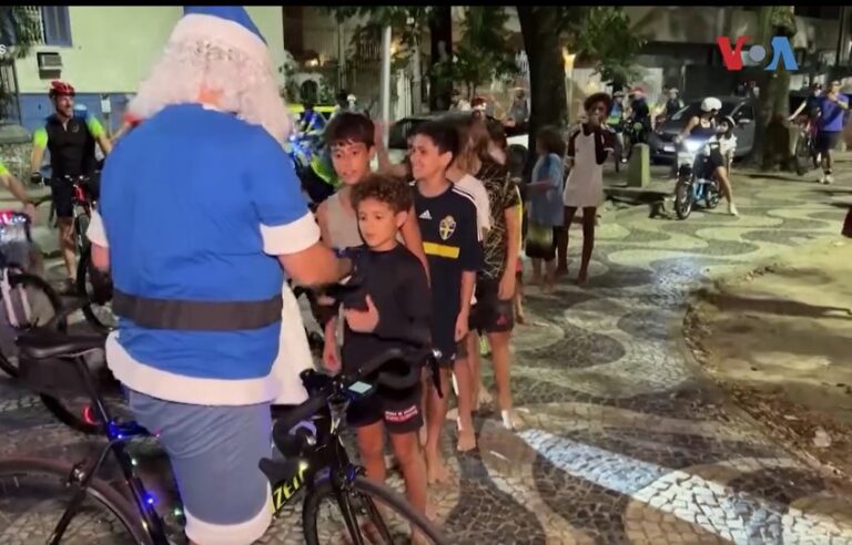(ВИДЕО) Дедо Мраз ја замени санката со велосипед во Бразил