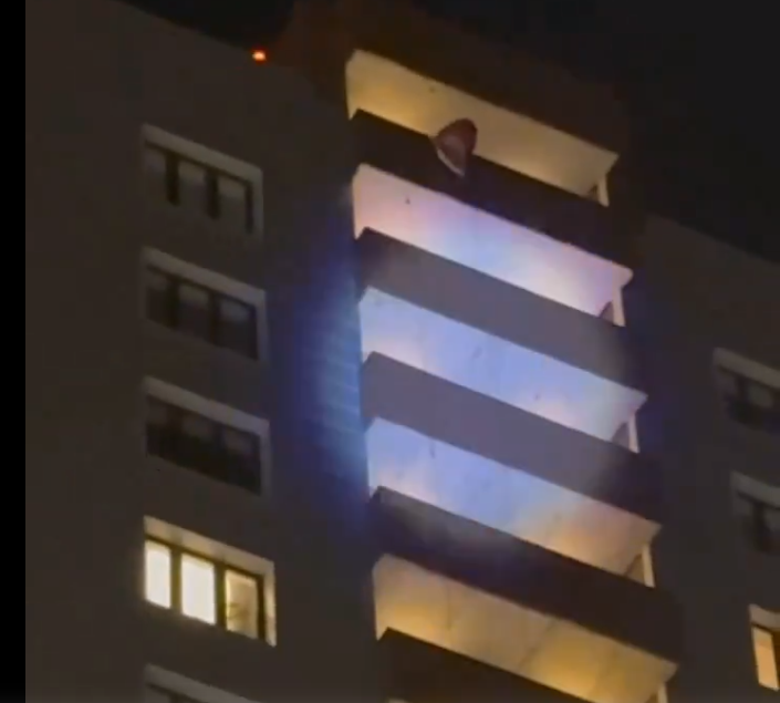 (ВИДЕО) Во Русија загина Дедо Мраз откако падна од балконот на 24 кат