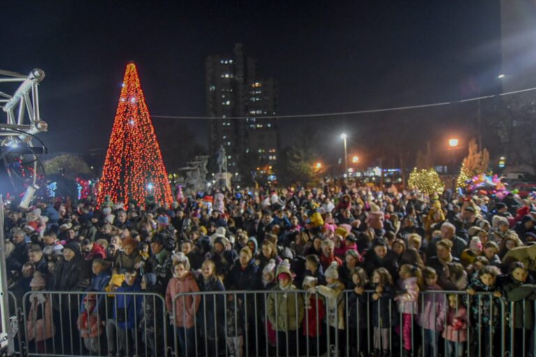 Стефковски: Поделивме 3500 новогодишни пакетчиња, секое детенце кое беше вечерва на плоштадот во Автокоманда