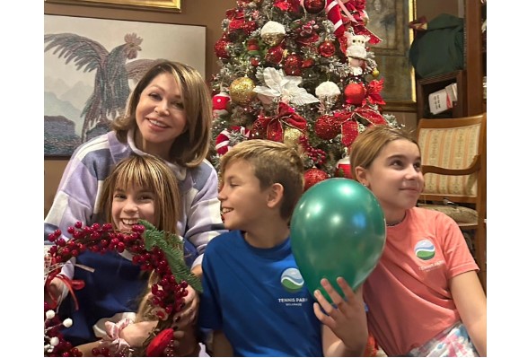 (ФОТО) Неда Украден пресреќа со внуците крај Новогодишната елка