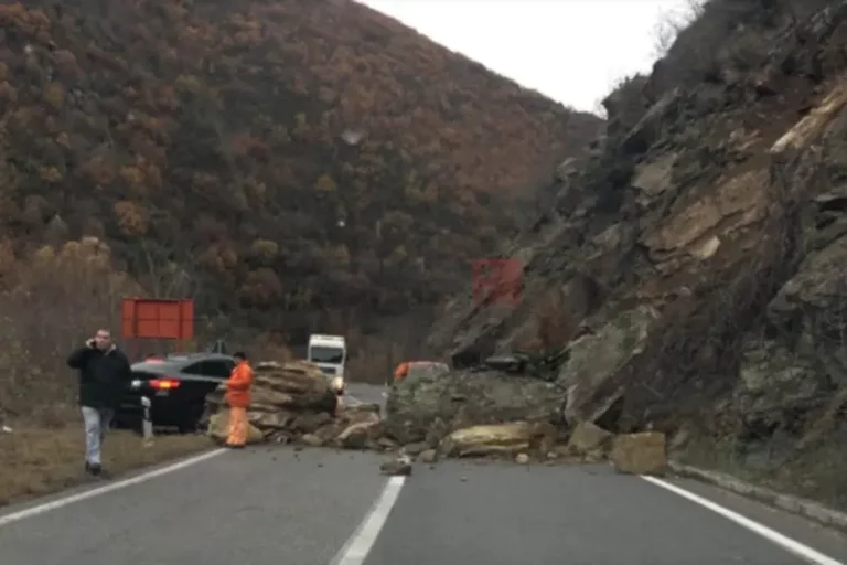 Одрони на патот Македонска Каменица – Кочани, паднати дрвја го попречуваат сообраќајот на патот Делчево – Берово