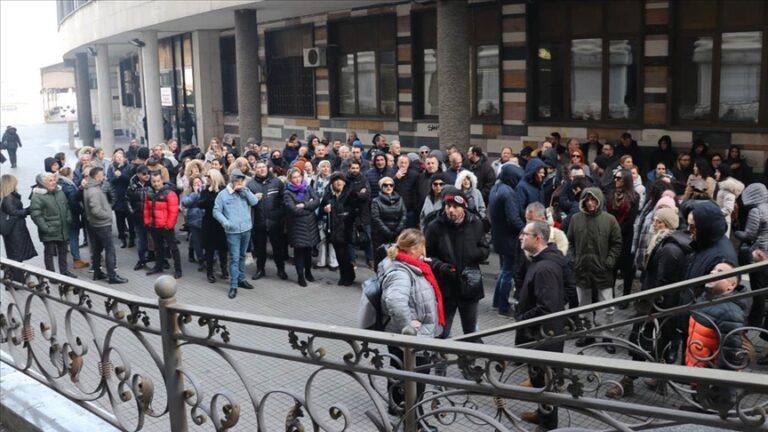 Вработените во Министерството за финансии протестираат пред Уставниот суд