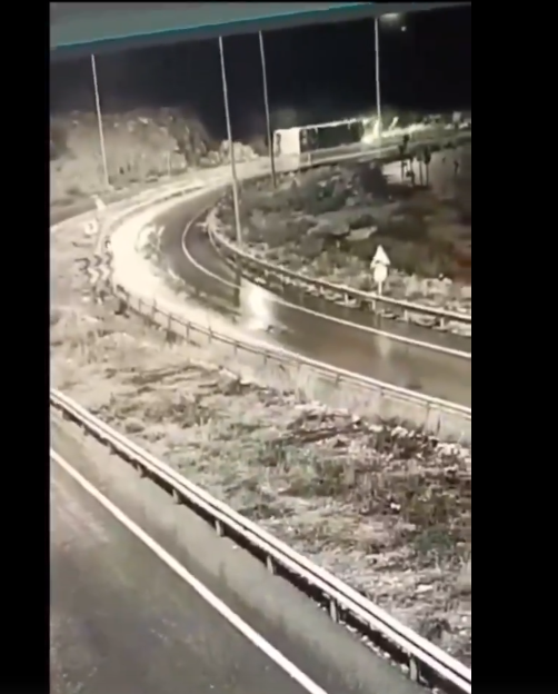 (ВИДЕО) Девет лица загинаа, а 30 се повредени при превртување на автобус во Турција