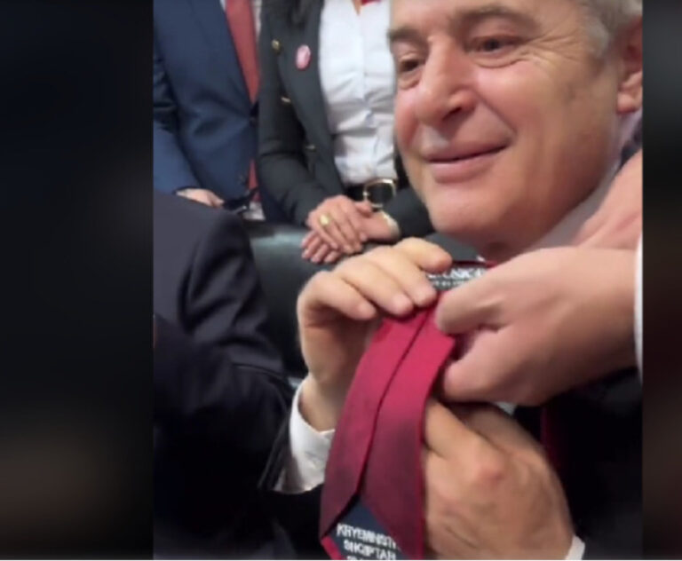 Со песна и црвени вратоврски на кои пишува „Премиер Албанец, Ахмети со сопартијците го славеше изборот на Талат Џафери за премиер