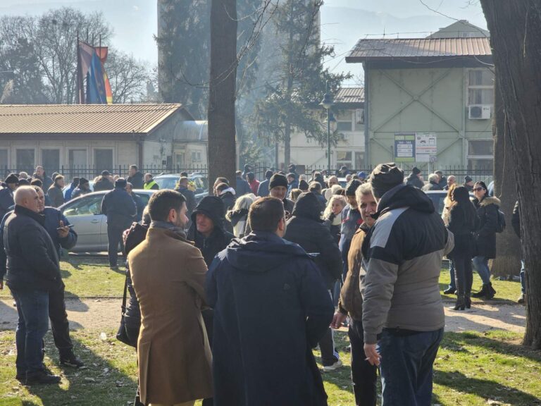 400 вработени во ЈСП чекаат пред Град Скопје
