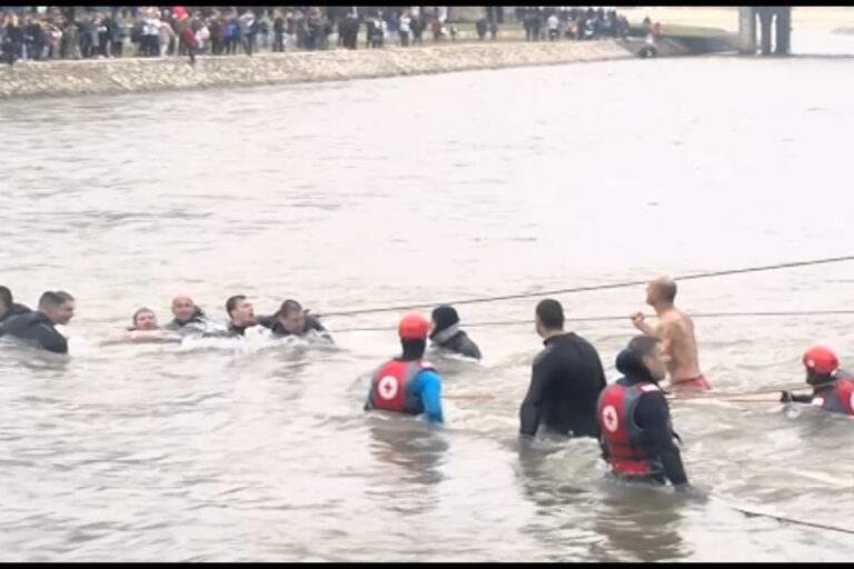 Избегната несреќа на Водици во Скопје во реката Вардар