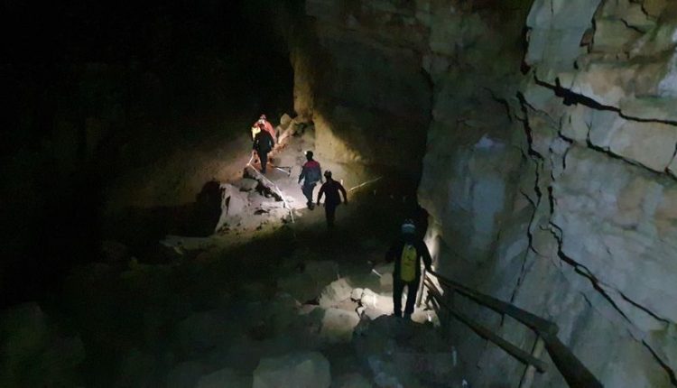 Нов обид да се спасат тричлено семејство и двајца водичи заглавени во пештера во Словенија