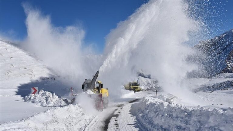 Турција: Спасени 70 лица заглавени на автопат поради снег и снежна виулица