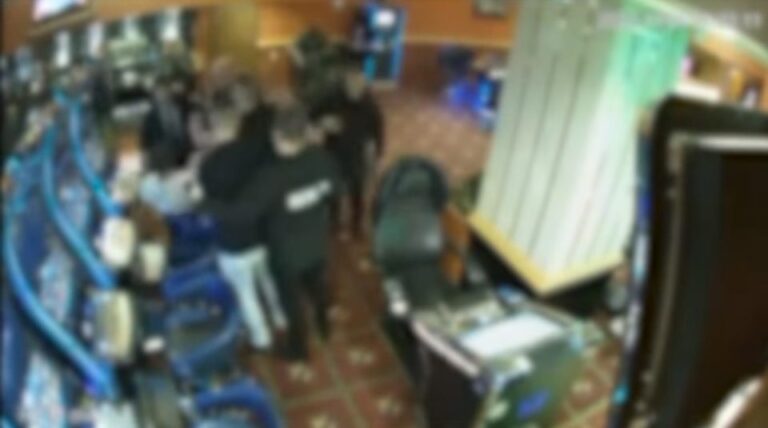 (ВИДЕО) Пијан полицаец се истепал во казино – Тошковски објави ВИДЕО од насилството