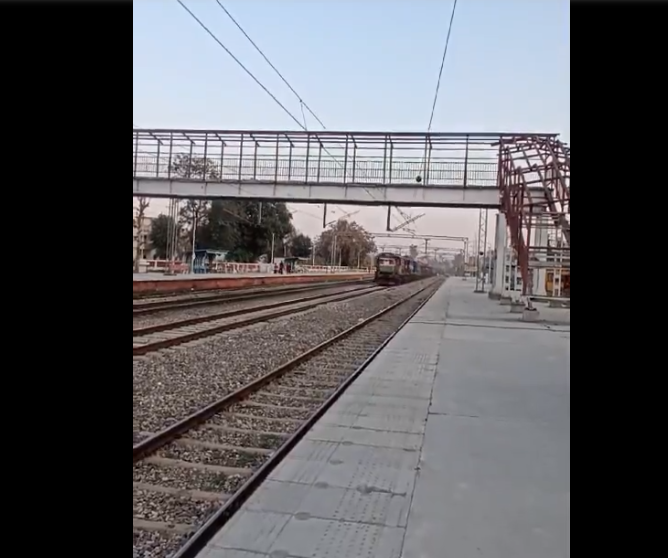 (Видео) Воз во Индија минал 70 км. без машиновозач, бил запрен со дрвени прагови