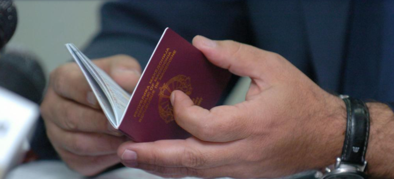 ЕУ нема да прави проблем за патување со стари пасоши, ама проблем со тоа имаат СДСМ и ДУИ, вели Тошковски