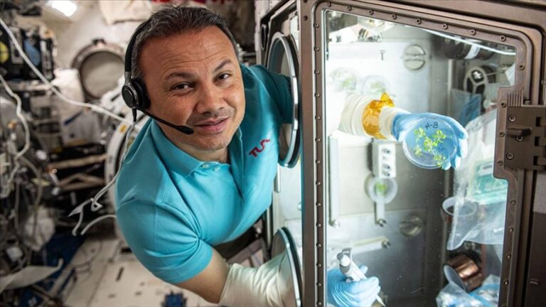 Астронаутот Гезеравџи: Експериментите со растенија ни помагаат да ги разбереме убавините на светот