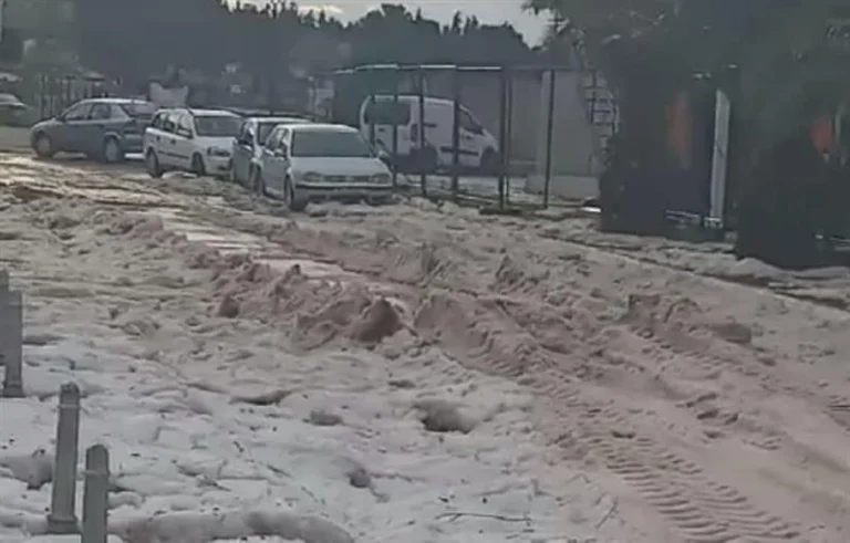 (ВИДЕО)  Силно невреме во Сплит, улиците затрупани од град