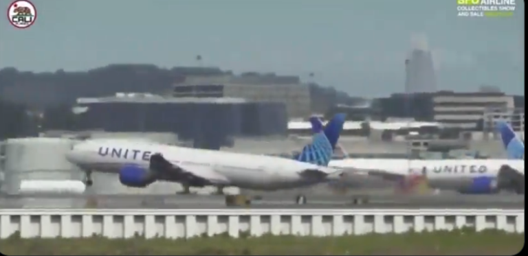 (ВИДЕО) На авион на Јунајтед ерлајнс со 235 патници му паднало тркало при полетување, автомобил смачкан на аеродромот