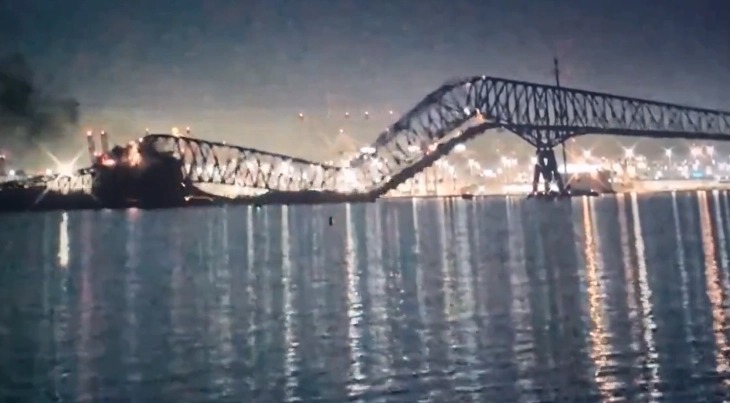 (ВИДЕО) Во Балтимор се урна мост откако во него удри товарен брод