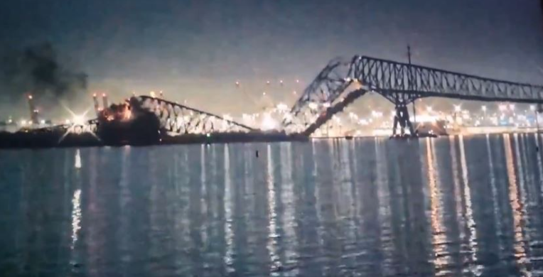 (ВИДЕО) Голем товарен брод удрил во мост во Балтимор, се трага по 20 работници