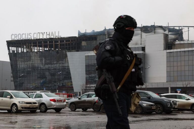 Страшни слики од Москва ден по терористичкиот напад: Остана само пепелта од зградата на „Crocus City Hall“