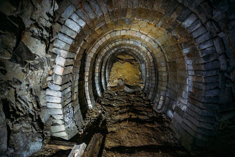 Падна карпа, 13 лица останаа заробени во рудник за злато во Русија