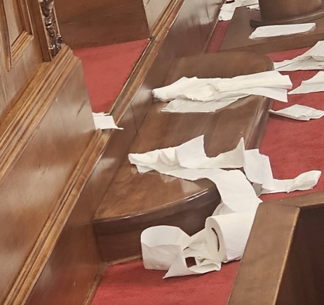 (ВИДЕО) Српските опозициски пратеници фрлаа тоалетна хартија, удираа по клупи