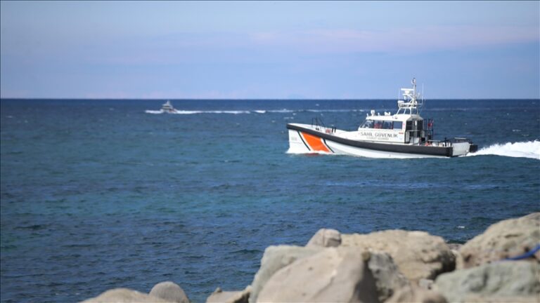Брод со мигранти потона кај брегот на Турција, загинаа 22 лица