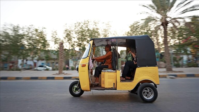 Рикшите, ефтино превозно средство низ улиците на Пакистан