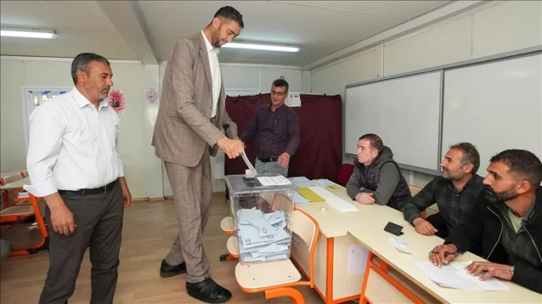 Локални избори во Турција: Гласаа највисокиот маж и највисоката жена на светот
