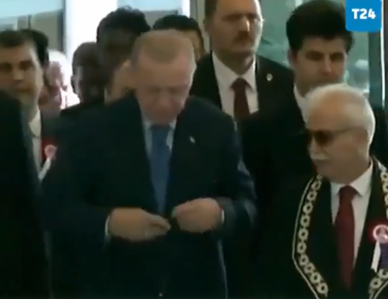 (ВИДЕО) Снимка од турскиот претседател хит на социјалните мрежи – кога Ердоган се чешла сите стојат!