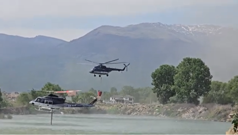 Хеликоптерите на МВР исфрлија над 50 тони вода врз пожарот во атарот на село Селце