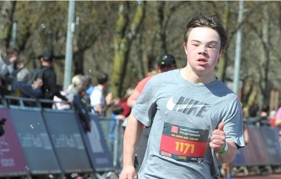 19-годишниот Лојд кој има Даунов синдром планира да го истрча Лондонскиот маратон и да постави рекорд