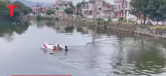Мајка со две деца слета во река со својот автомобил